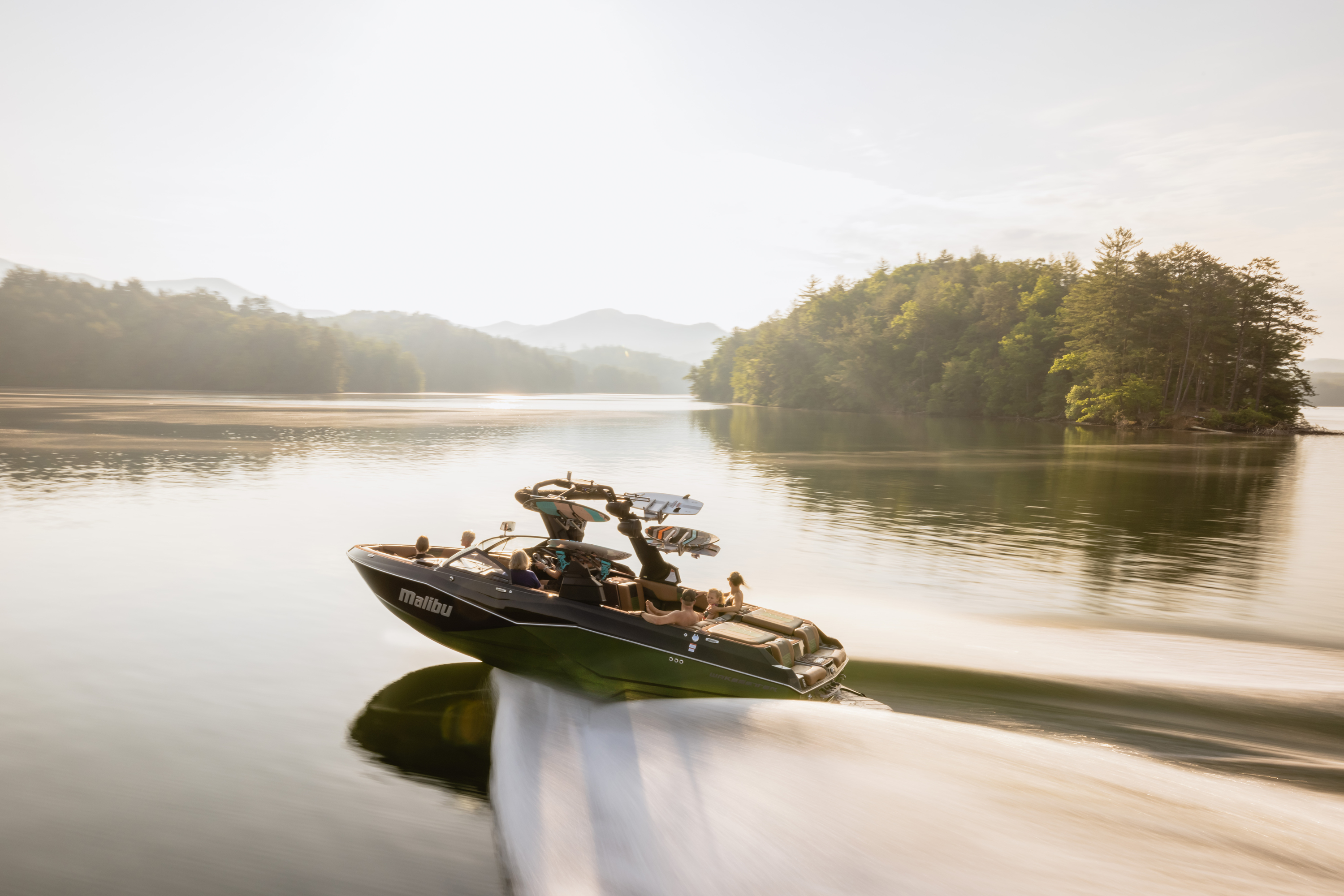 Go to inlandboatcompany.com (Ski%20Boat subpage)